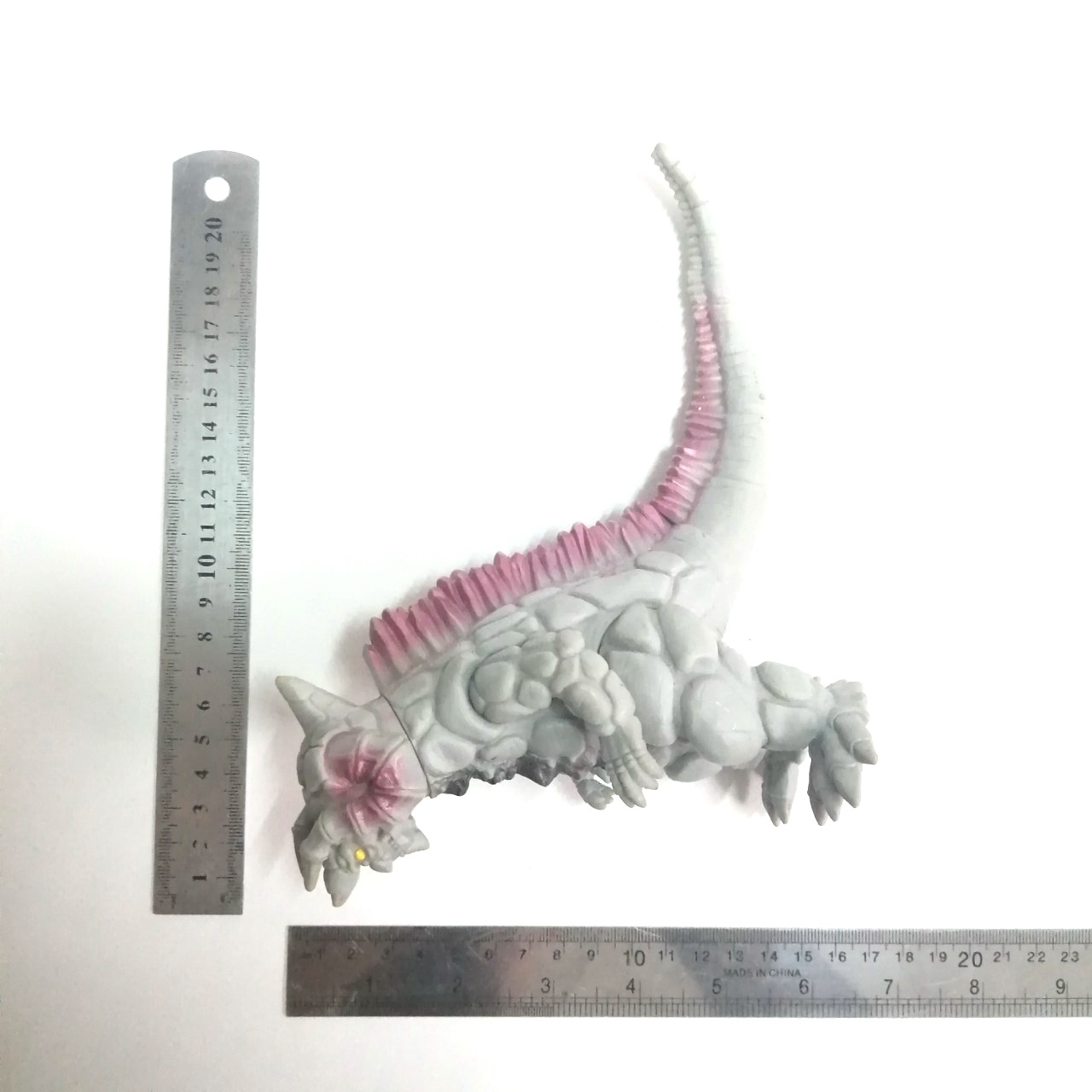 ซอฟ 6 นิ้ว ขนาดตามรูป สัตว์ประหลาด ซิลเวอร์ก้อน จากอุลตร้าแมนทีก้า สภาพดีมีรอยบ้าง