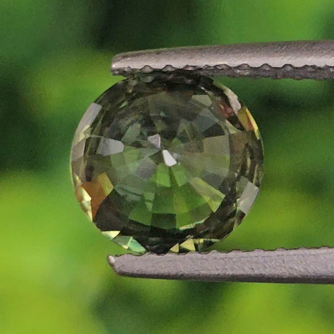 พลอย เขียวส่อง (Green Sapphire) 2.07 กะรัต (Cts.) พลอยแท้ อัญมณีมงคลประจําวันเกิด เครื่องประดับพลอย