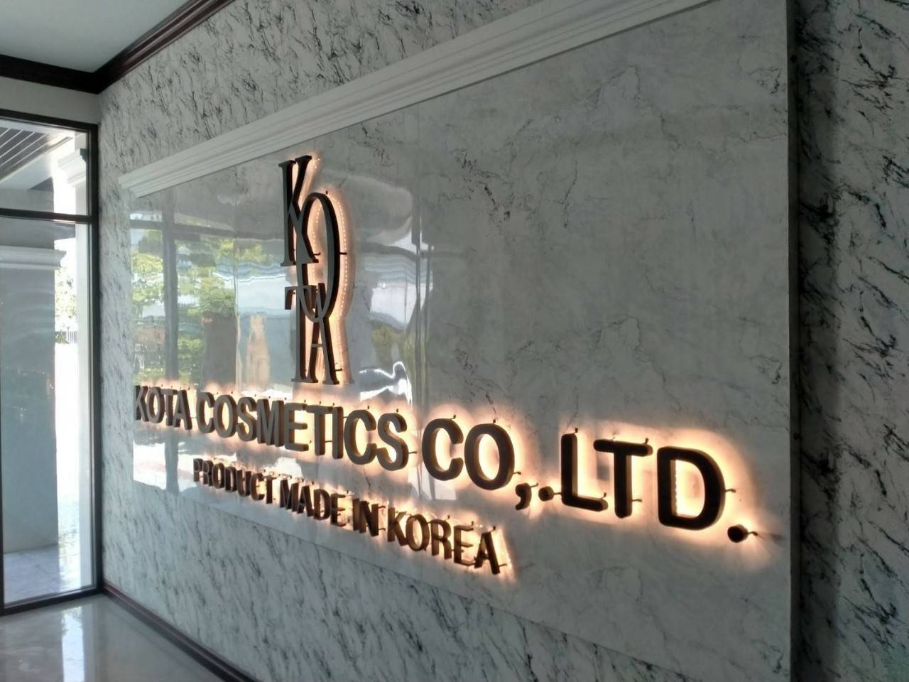 ป้ายตัวอักษรซิงค์ไฟออกหลัง ซิงค์ทำสีดำ ไฟออกหลังสีวอมไวท์ พื้นเป็นอะลูมิเนียมคอมโพสิต4304