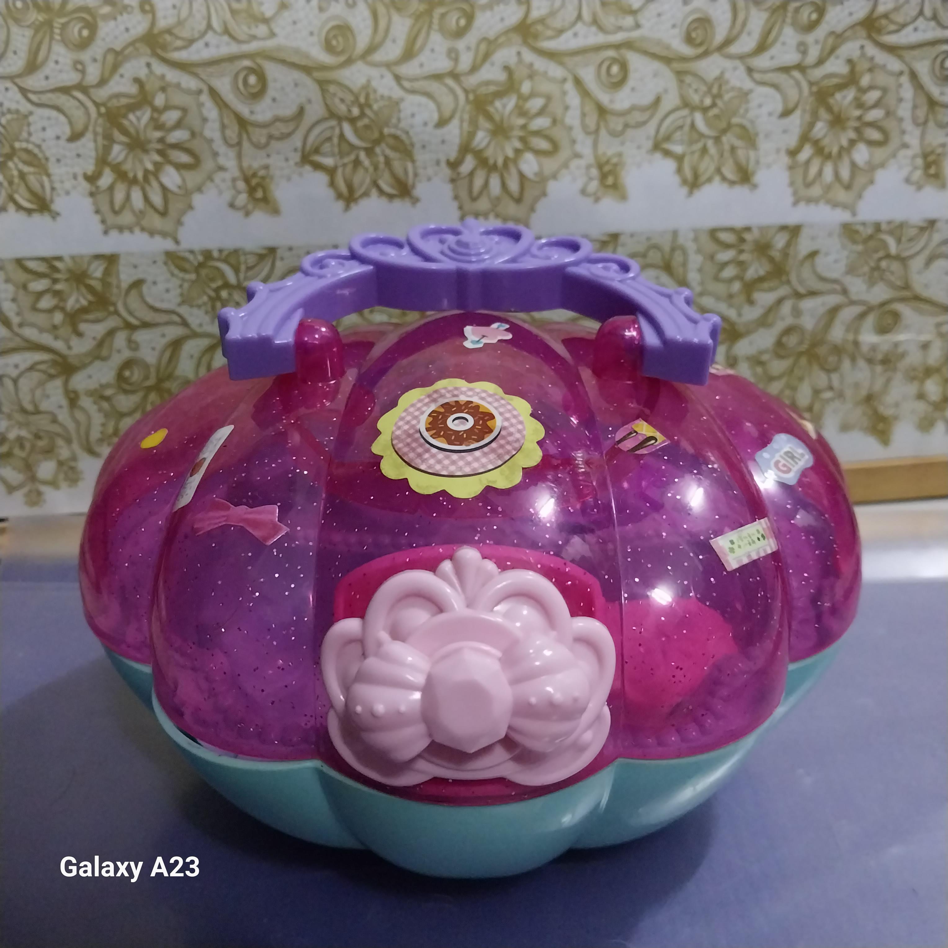 มีหลายภาพ เล่นน้ำจริงไม่ได้ ตุ๊กตา บาร์บี้เด็ก มีรอยที่กางเกงในหน้าและหลัง ตามภาพ พร้อมอ่างอาบน้ำ เป็นกระเป๋ารูปหอย ปิดเปิดฝาได้