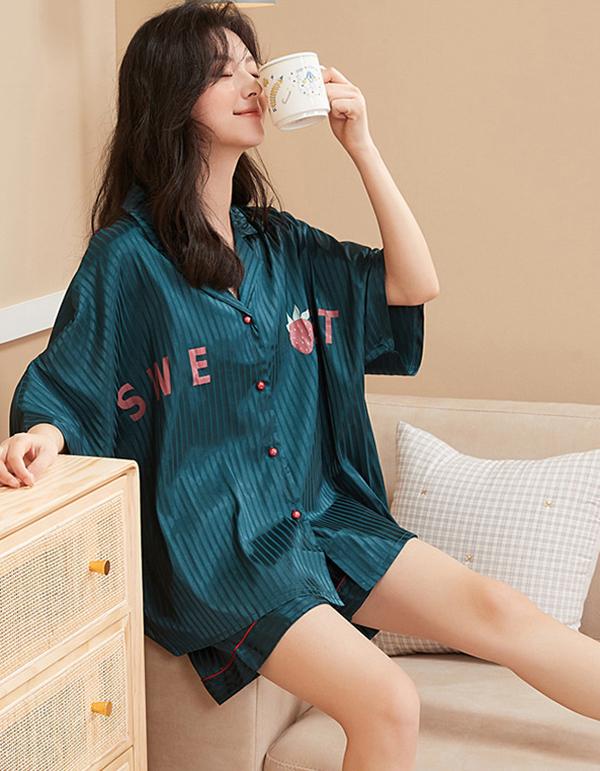 🚩พร้อมส่ง🚩ชุดนอน Silk Satin แขนสั้นขาสั้น ชุดนอนซาตินเกรดพรีเมี่ยม ผ้านุ่มลื่นละมุนผิว ใส่สบายไม่ร้อน (CT116-2)