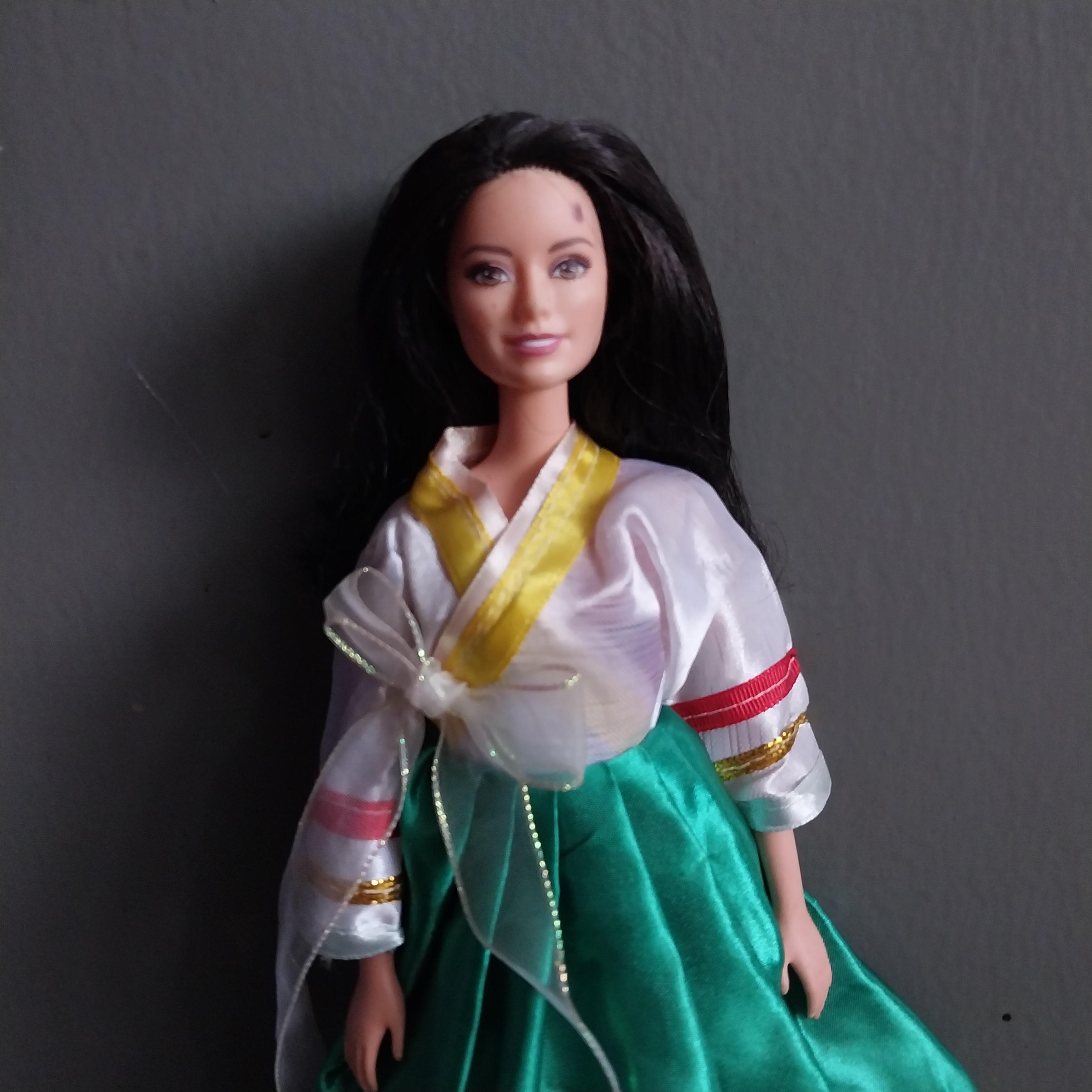 มีหลายภาพ หน้าผากมีรอยสีเปื้อน Barbie Beach Raquelle Doll จาก Mattel 2014 ตุ๊กตาบาร์บี้ แถมชุดเกาหลี