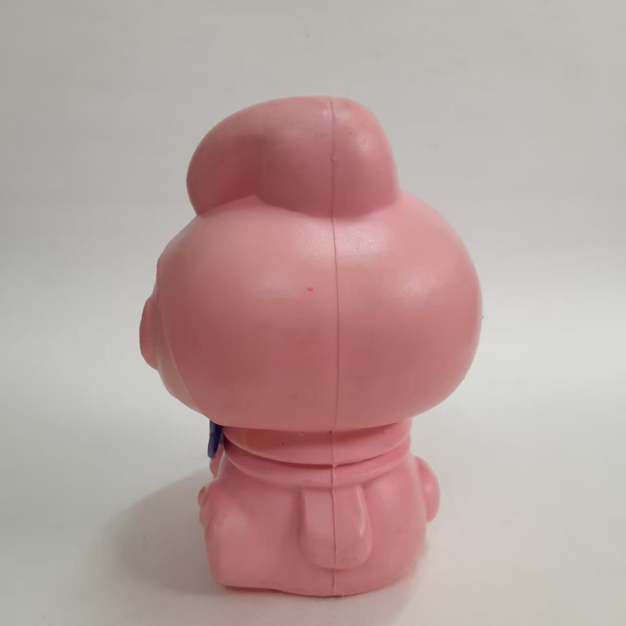 กระปุกออมสินเรโทร ,มีหลายภาพ งานโปร่ง งานไทย มีตราปั๊มที่ก้น มีจุกครบ ขนาดตามรูป มือสองสภาพดี มีรอยบ้าง