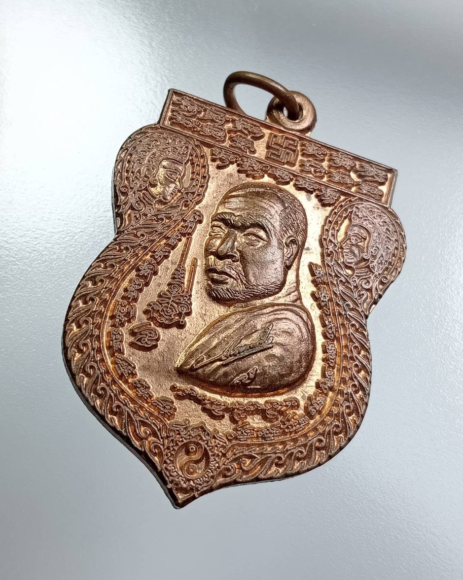 A7694 เหรียญเสมา ครูบากฤษณะ วัดป่ามหวัน จ.นครราชสีมา ที่ระลึกในงานพระราชทานเพลิงศพ คุณแม่แก้ว ตับกลาง ปี2553