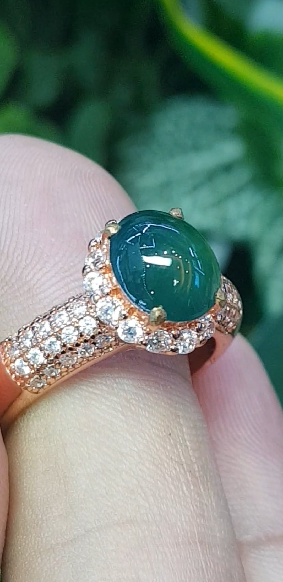 หยก พม่า แท้ Jade แหวนหยก (jadeite) 2.24 กะรัต (Cts.) ดิบ(Size) 58 ไม่ผ่านการปรับปรุง (Type A) พม่า (Myanmar)