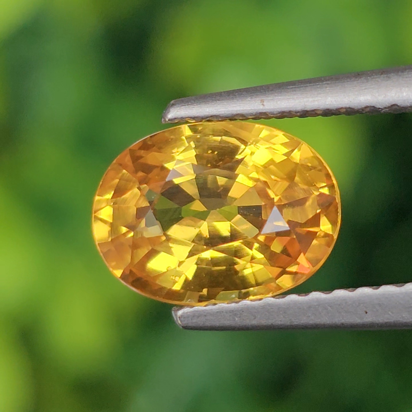 พลอย บุษราคัม yellow sapphire 2.33 กะรัต (Cts.) พลอยแท้ อัญมณีมงคลประจําวันเกิด เครื่องประดับพลอย