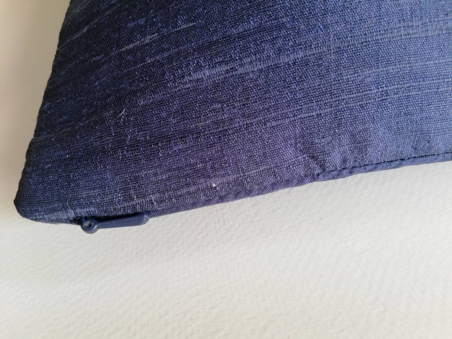 ปลอกหมอนอิงสำหรับรองคอหรือรองเอว ขนาด17"*9" ผ้าไหมไทยแท้2เส้น ซับใน เล่นสีผ้าน้ำเงินตัดกับเหลืองอ่อน และตกแต่งด้านหน้าด้วยกระดุมปั๊มผ้าไหมสีแดงสลับน้ำเงิน สำหรับห้องนอน และห้องรับแขกเรียบเก๋ และห้องสปา