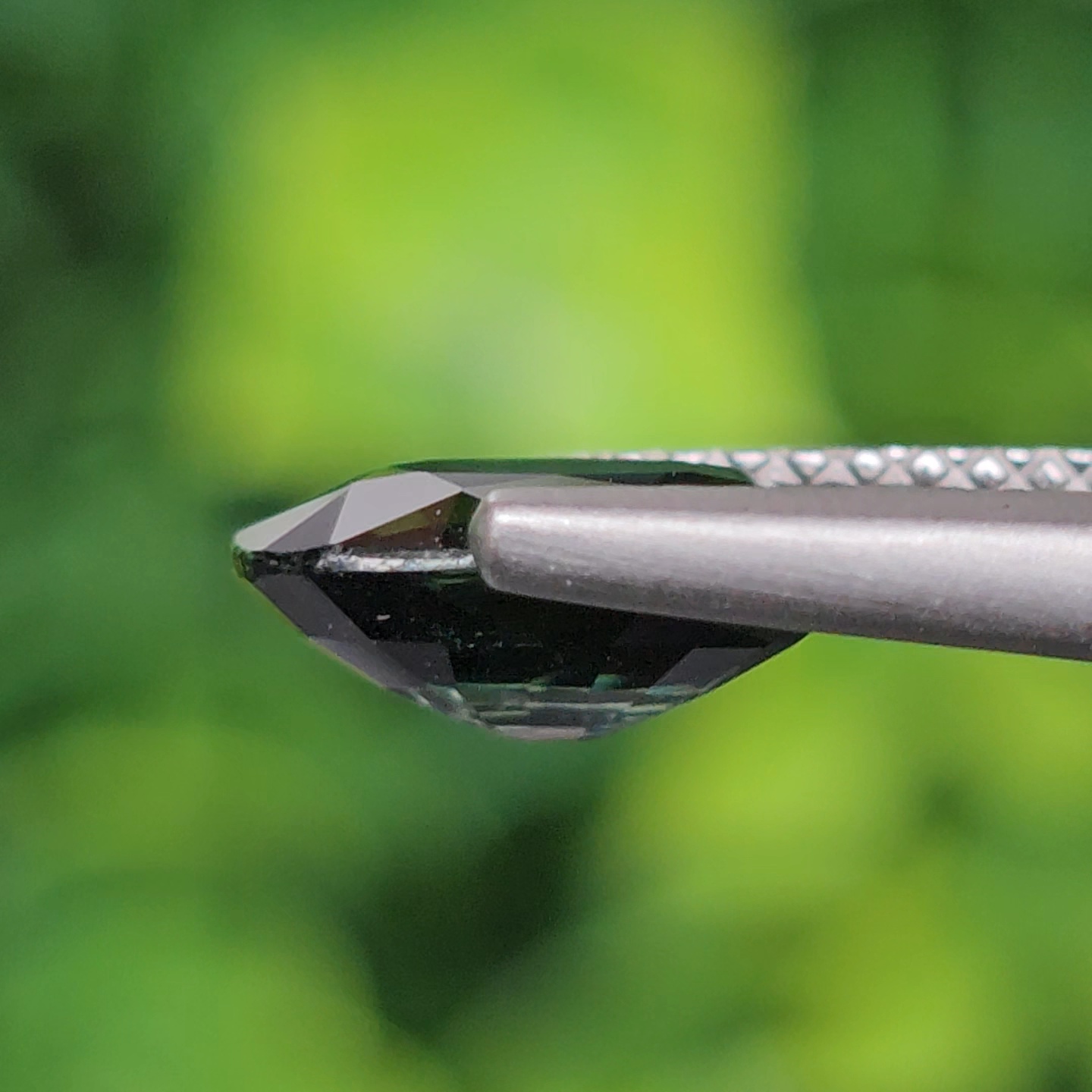 พลอย เขียวส่อง Green Sapphire 2.02 กะรัต (Cts.) ดิบ Unheated พลอยแท้ อัญมณีมงคลประจําวันเกิด เครื่องประดับพลอย