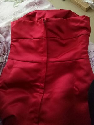 Pre-order ชุดราตรีสั้น เข้ารูป ผ้าซาติน เกาะอก คาดเอวด้วยผ้า แต่งดอก จับจีบ มีซิป