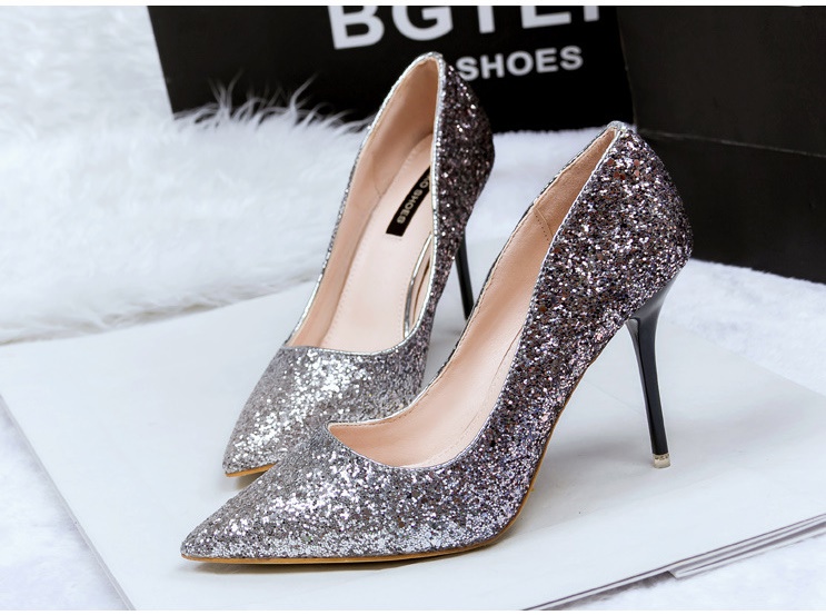 รองเท้าออกงาน รองเท้าส้นสูง แต่งกากเพชร ไล่สี สวยหรู