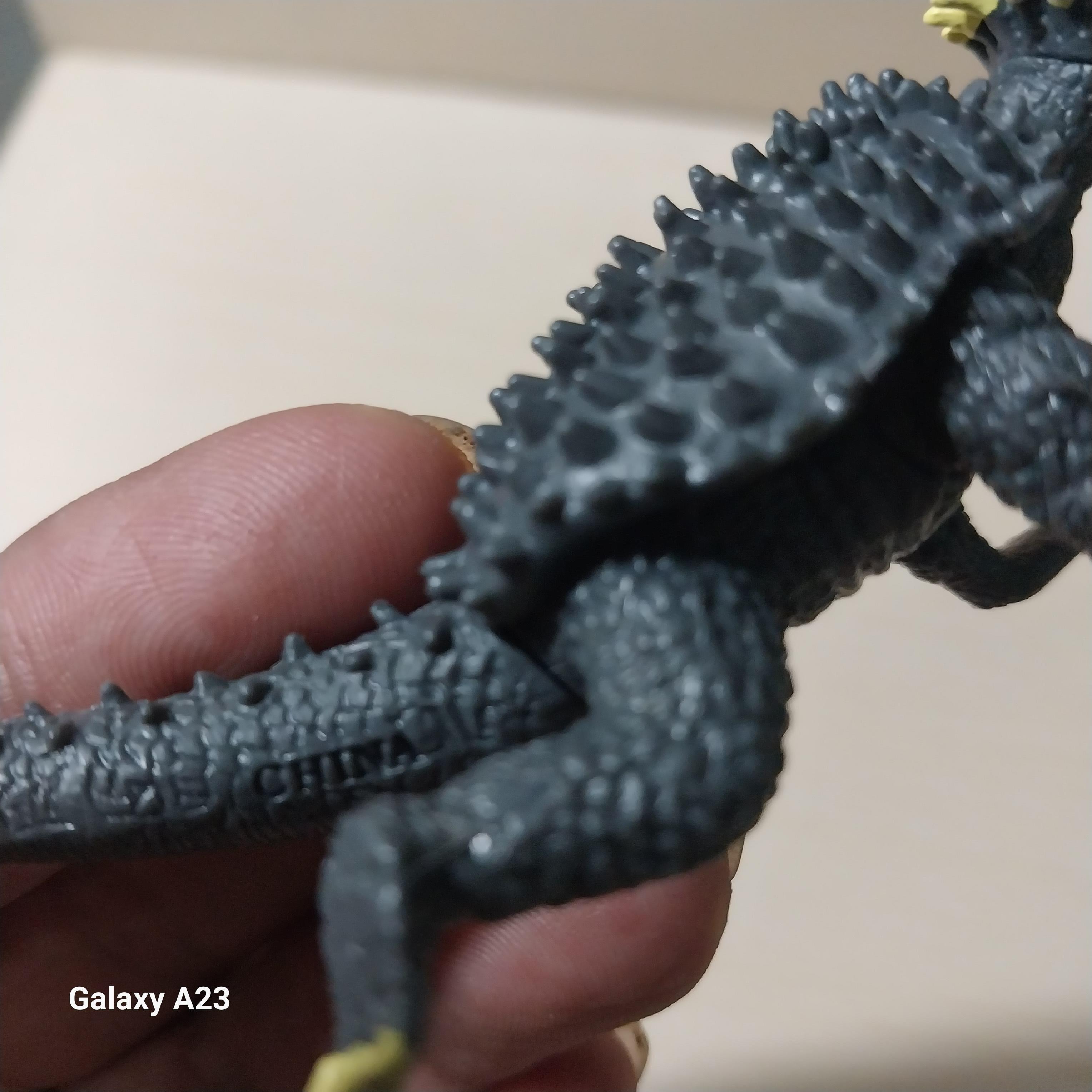 มือ2 มีหลายภาพ,กาชาปอง ยางตัน ขนาด 3 นิ้ว สัตว์ประหลาด แองกีรัส สภาพดี มีรอยบ้าง