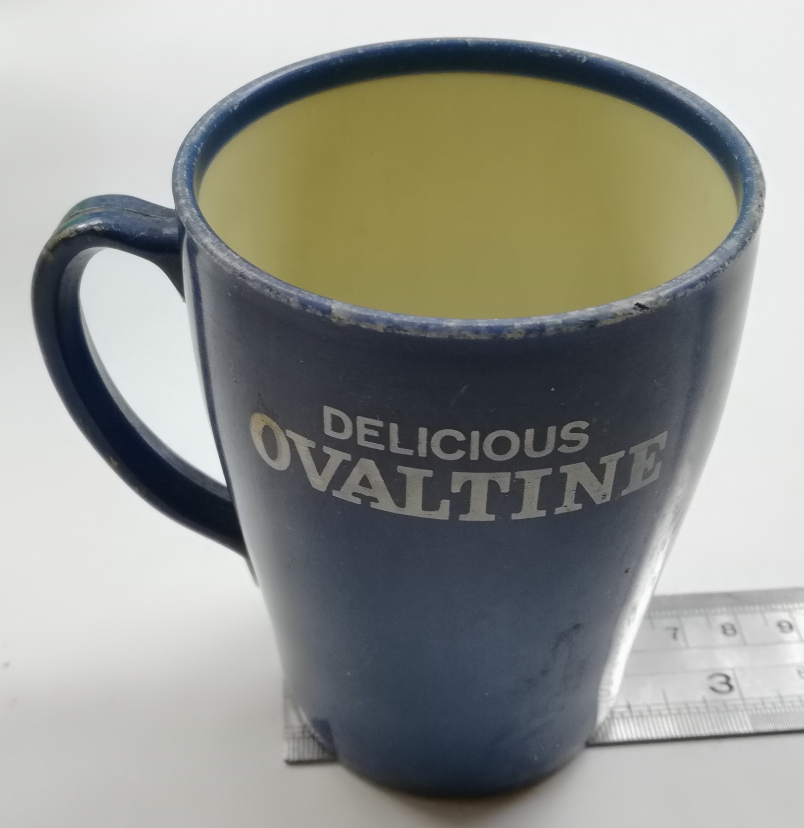 ของเก่าสะสม แก้วน้ำพลาสติกขนาดเล็กสีฟ้า ด้านในสีขาว ของสะสมจากOvaltine 'Delicious OVALTINE' เส้นผ่าศุนย์กลางประมาณปากแก้ว 2.7" เส้นผ่าศูนย์กลางก้นแก้ว 2.2" ความสูงประมาณ 3.8" **ของเก่ามีตำหนิ โปรดตรวจสอบทุกภาพ