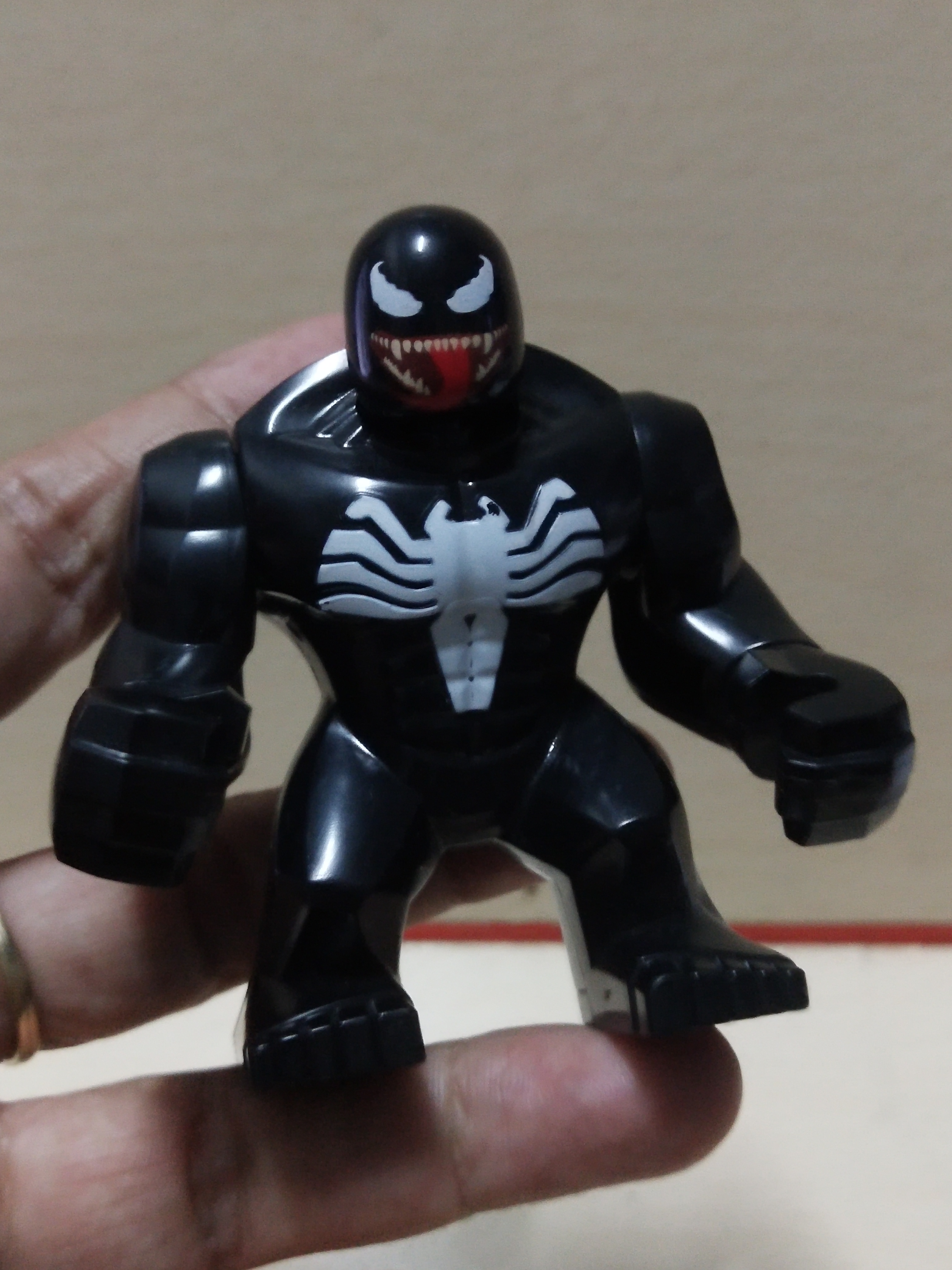 มีหลายภาพ ตุ๊กตาพลาสติกเวน่อมบริค Venom Brick ขนาดประมาณ 3 นิ้ว ของมีตามภาพ