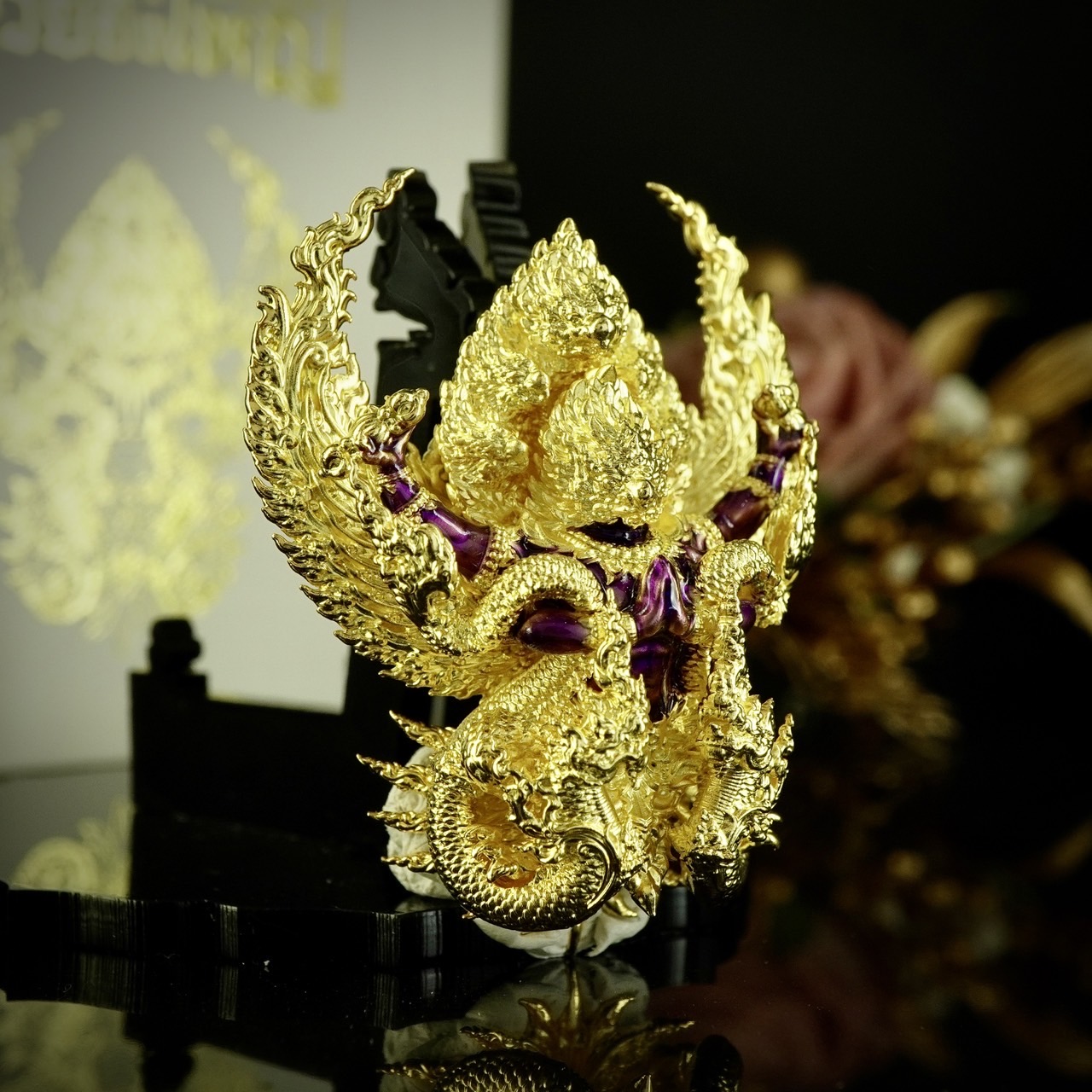 ครุฑปรกมหิธานุภาพ รุ่น รวยยิ่งใหญ่ รายการพิเศษเฉพาะศูนย์จอง เนื้อบรอนซ์ชุบทองลงยา ขนาดสูง 4 เซนติเมตร กว้าง 3 เซนติเมตร