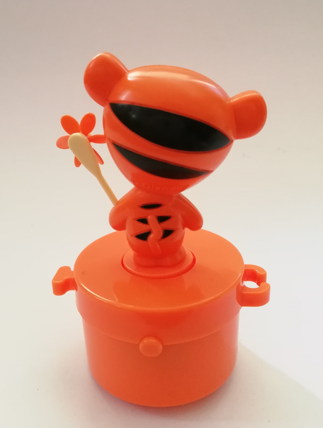 กล่องดนตรี ไม่มีสติ๊กเกอร์ ***ไม่เช็คระบบว่าใช้งานได้หรือไม่ เพราะสภาพเก่าเก็บ หลายปีแล้ว Disney, Cutie Music Box-เสือน้อย Tigger จากเรื่อง Winnie the Pooh ของสะสมจาก 7-11