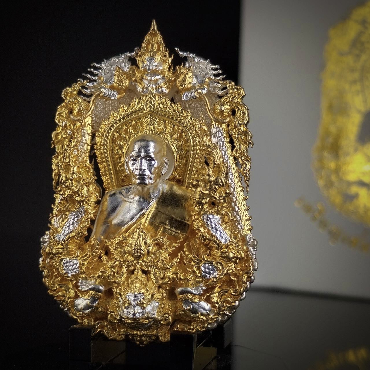 เหรียญเสมาบารมีพลิกชีวิตหลวงพ่อพัฒน์ รหัส 10 บรอนซ์ชุบ 2 กษัตริย์ (พิเศษเลี่ยมกันน้ำให้ฟรี)