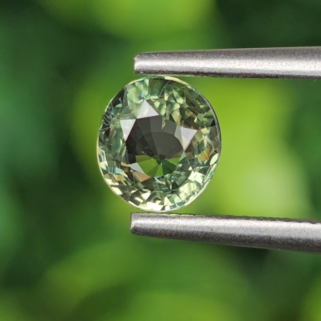 พลอย เขียวส่อง Green Sapphire 0.85 กะรัต (Cts.) ดิบ (Unheated) พลอยแท้ อัญมณีมงคลประจําวันเกิด เครื่องประดับพลอย