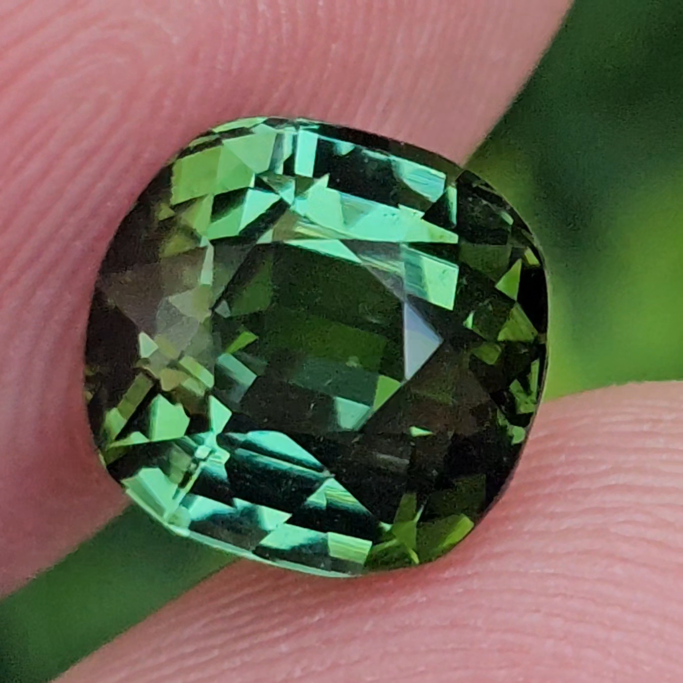 พลอย กรีน ทัวร์มารีน (Green Tourmaline) 2.85 กะรัต (Cts.) อัญมณีมงคลประจําวันเกิด เครื่องประดับพลอย