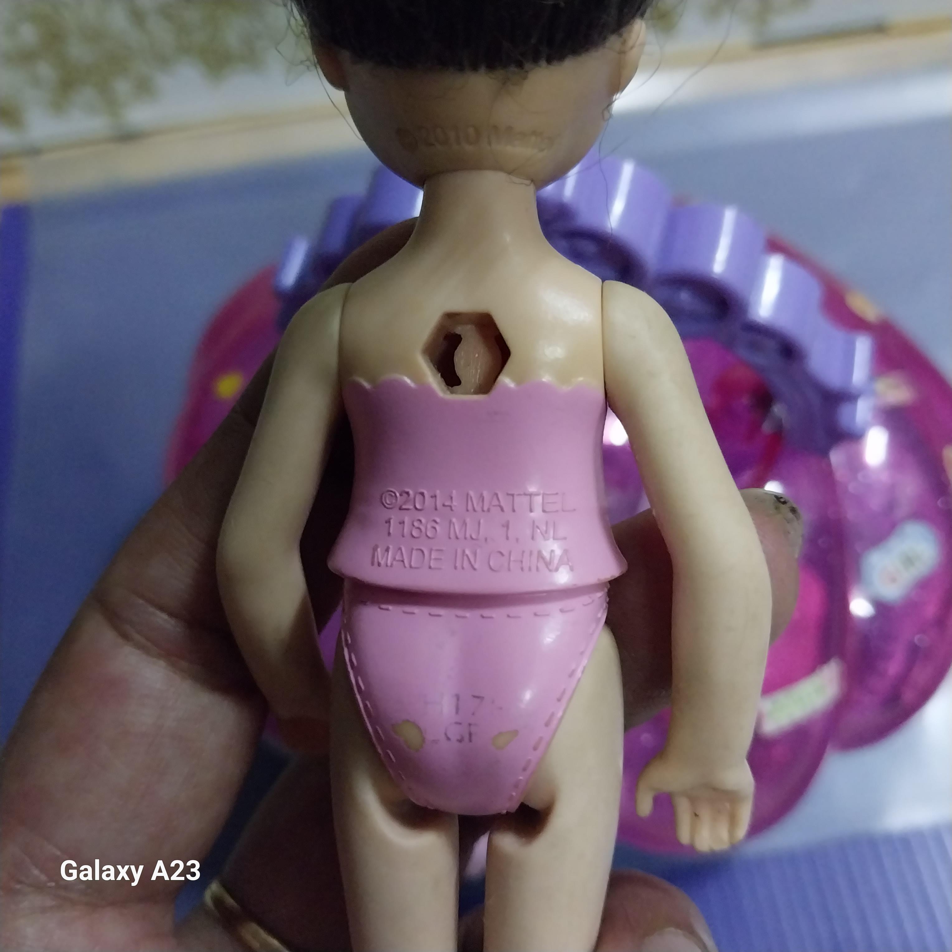 มีหลายภาพ เล่นน้ำจริงไม่ได้ ตุ๊กตา บาร์บี้เด็ก มีรอยที่กางเกงในหน้าและหลัง ตามภาพ พร้อมอ่างอาบน้ำ เป็นกระเป๋ารูปหอย ปิดเปิดฝาได้