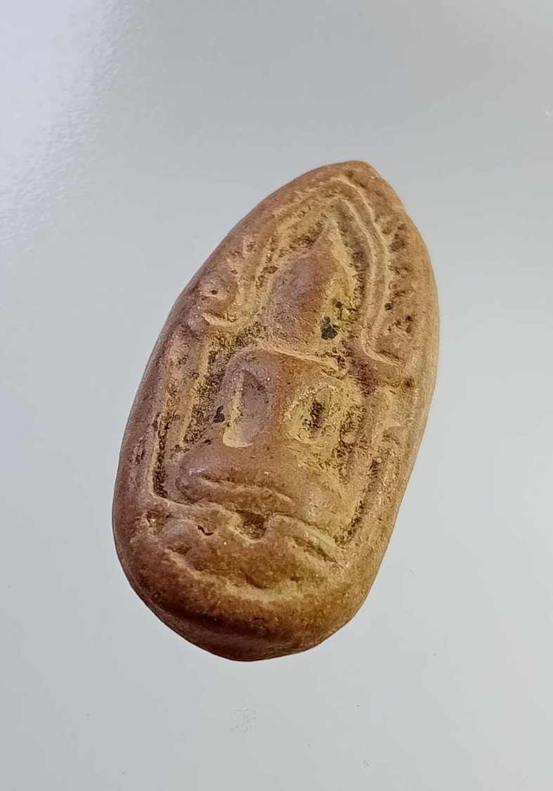 ผ2838 พระขุนแผน ไข่ผ่าซีก เนื้อดิน ไม่ทราบที่ครับ