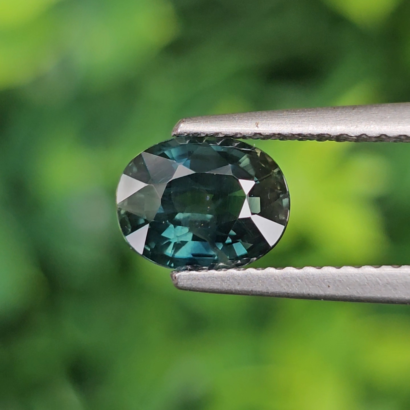 พลอย เขียวส่อง Green Sapphire 1.87 กะรัต (Cts.) ดิบ Unheated พลอยแท้ อัญมณีมงคลประจําวันเกิด เครื่องประดับพลอย