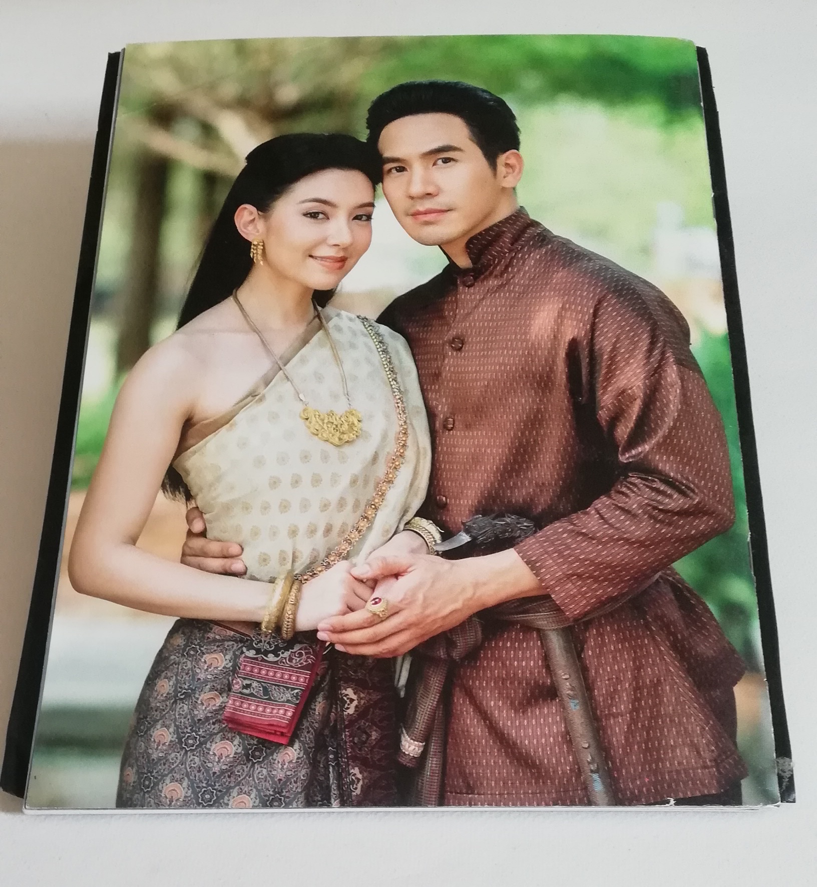 นิตยสารเก่าจากสยามดารา ละครทีวี บุพเพสันนิวาสฟีเวอร์ (1) สุดฟิน ช็อตเด็ด ซีนหวาน ทะลุมิติเรื่องจริงแผ่นดินพระนารายณ์ ภูมิทัศน์กรุงศรีอยุทธยา โอ่อ่าสง่างามเกินบรรยาย ต้องไม่พลาดมนต์ขลัแหล่งท่องเที่ยว ตามรอยบุพเพสันนิวาส