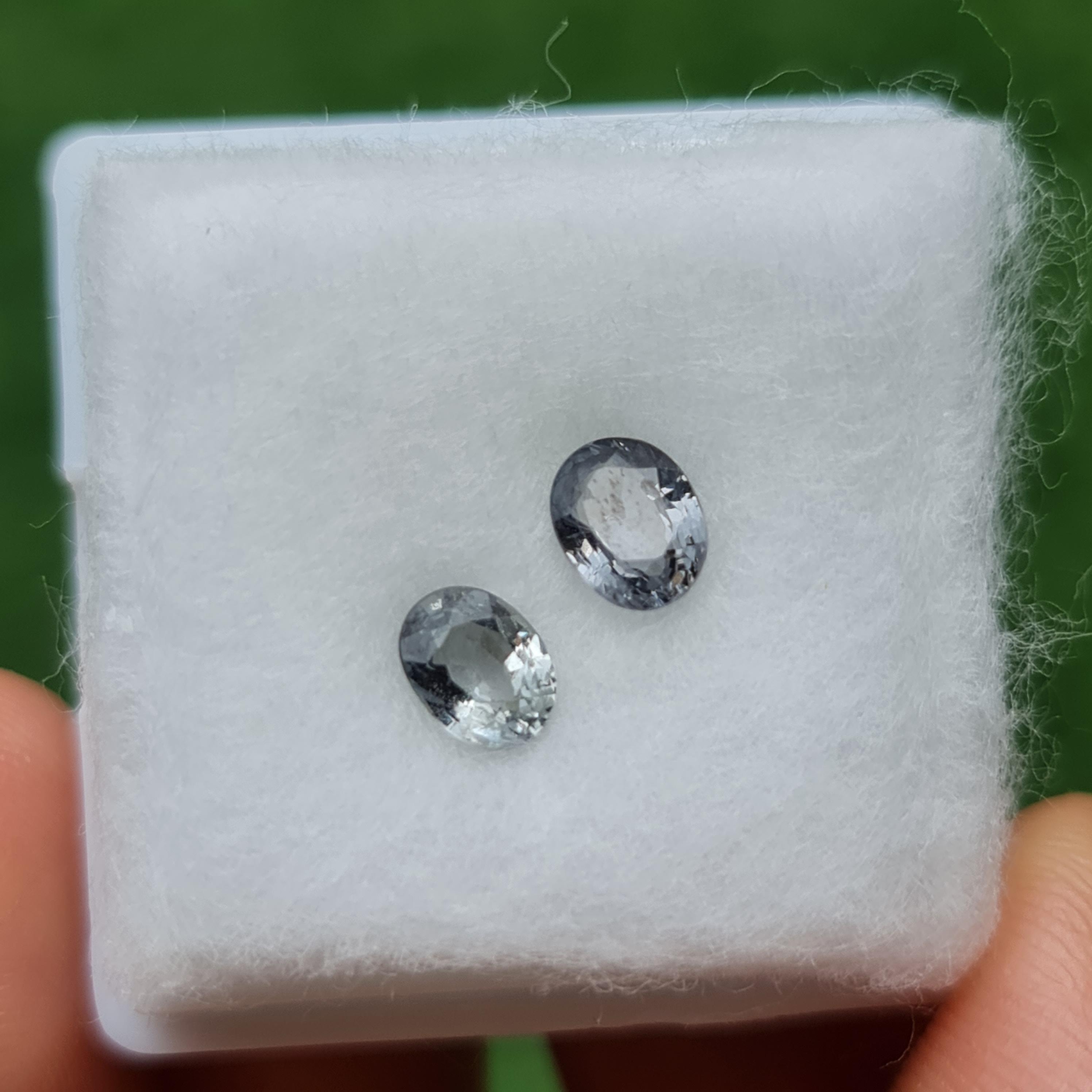 พลอย สปิเนล พม่า Spinel Myanmar 0.90 กะรัต (Cts.) 2 เม็ด พลอยแท้ อัญมณีมงคลประจําวันเกิด เครื่องประดับพลอย