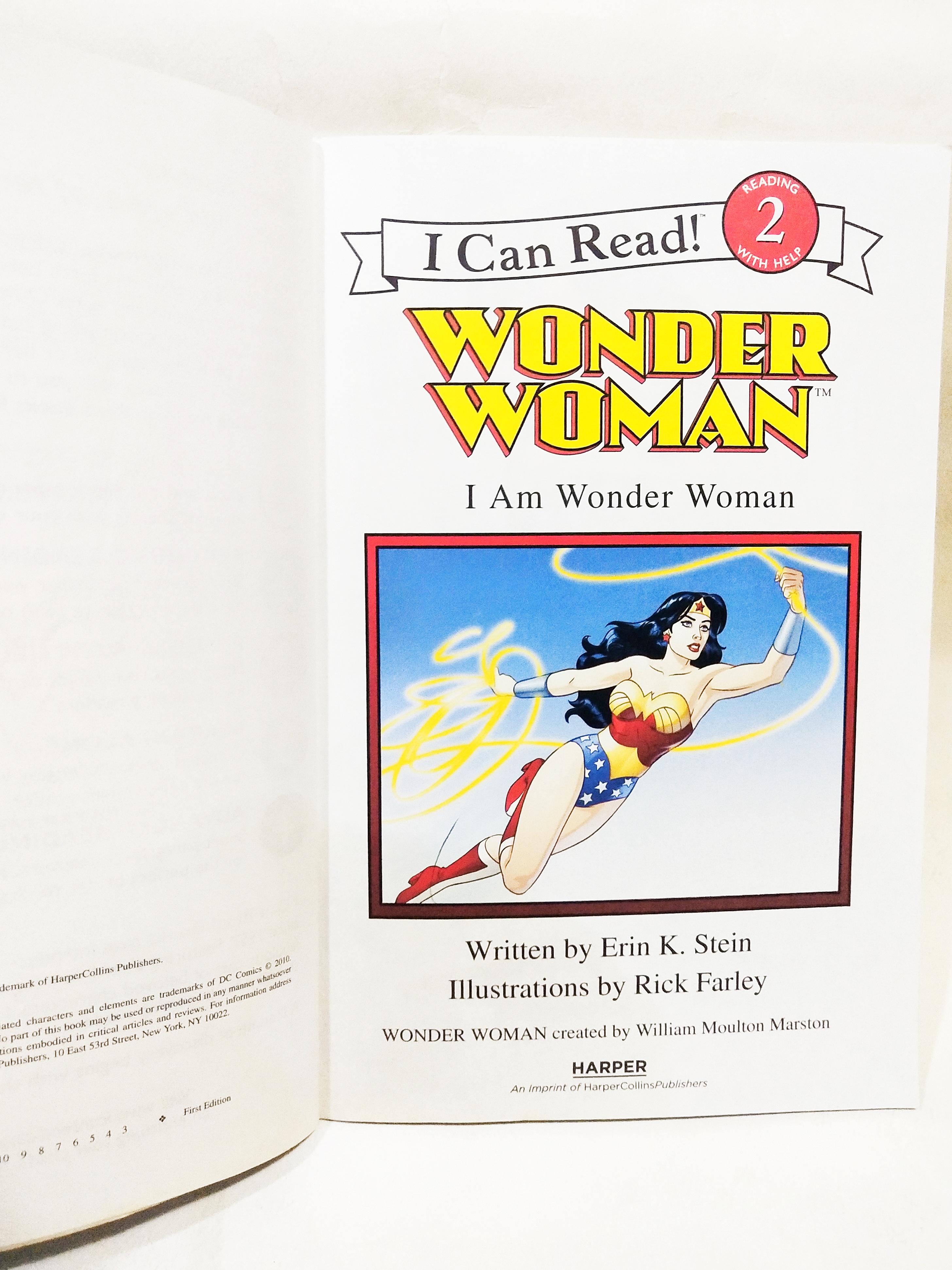 กับวันเดอร์วูแม่นตั้งแต่เริ่มจากเกาะสวรรค์ที่ต้องการต่อสู้กับความอยุติธรรม จนถึงการต่อสู้ร่วมกับ ซุปเปอร์แมนและ แบทแมน วันเดอร์วูแม่น, I am a Wonder Woman 32 หน้า ไม่รวมปก