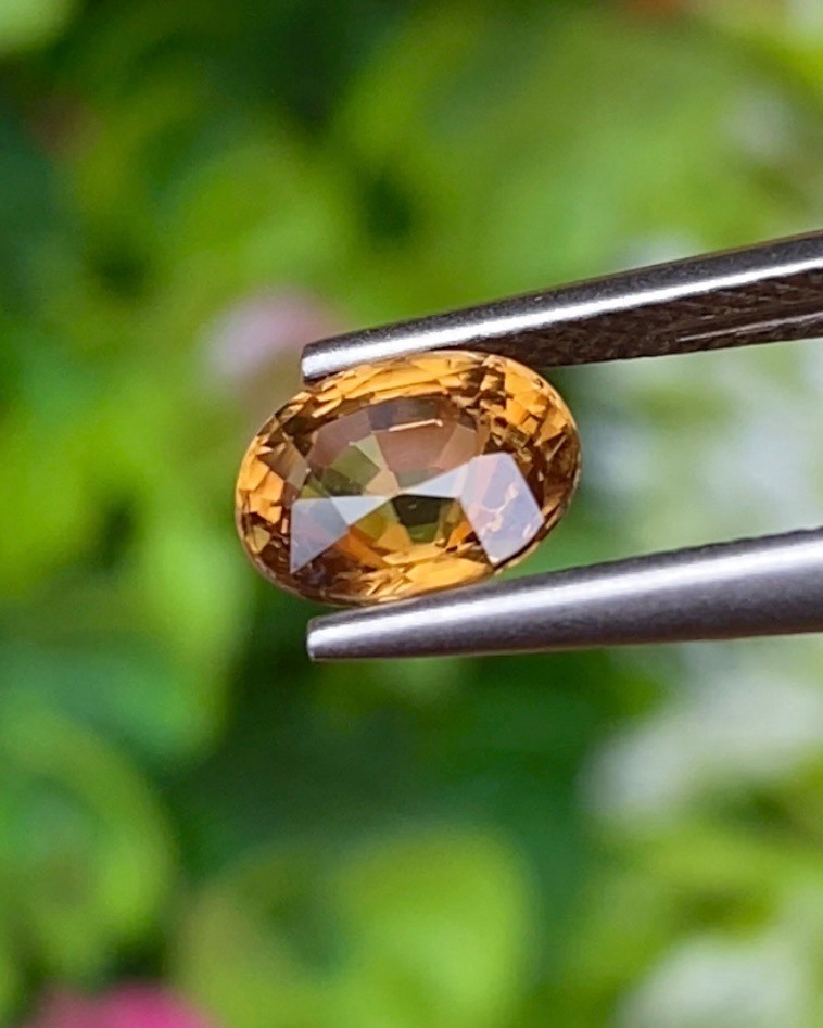 พลอย เพทาย (Zircon) 1.80 กะรัต (Cts.) พลอยแท้ อัญมณีมงคลประจําวันเกิด เครื่องประดับพลอย