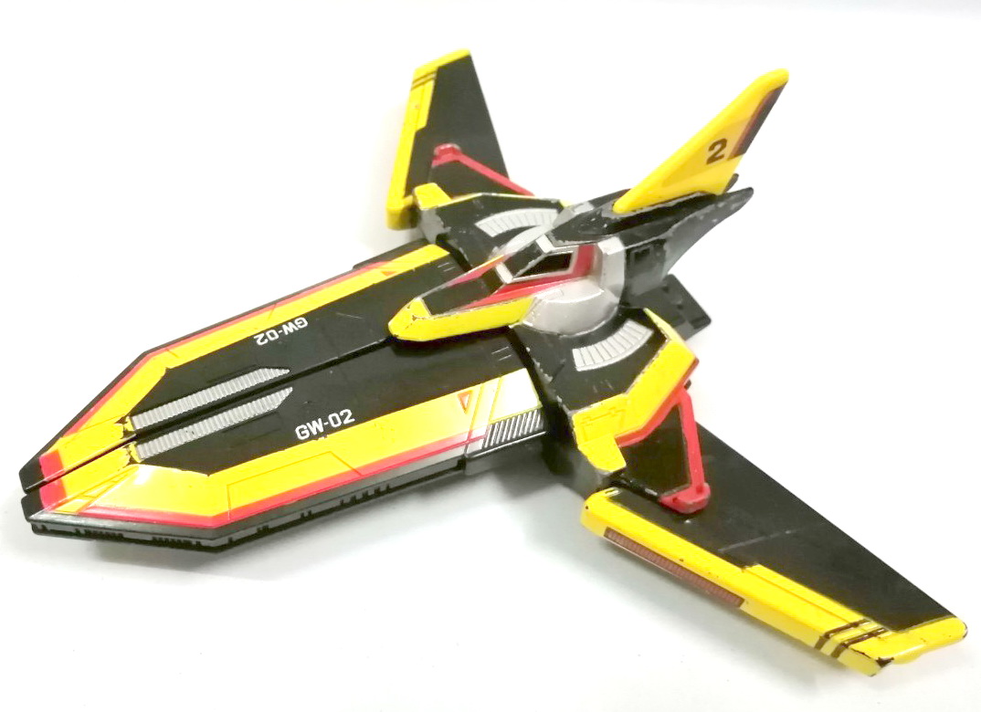 ของเล่น ของสะสม ยาน Guts Wing 2 ยานประจำหน่วย Guts ของอุลตร้าแมน ทีก้า Ultraman TIGA เป็นยานรบหลักลำที่สองของหน่วย ติดตั้งปืนแสงสองกระบอก ตัวนี้เป็นของเล่นชุด DX ปรับสภาพเปลี่ยนรูปแบบยานได้ ด้วยการพับปีกและปีกซ่อนชิ้นเล็ก และสามารถเปิดส่วนหน้าของยาน เป็นป