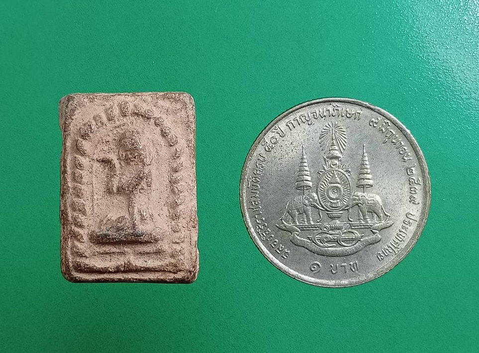 ผ3012 นางกวักเนื้อดิน พิมพ์เล็ก หลังยันต์อุ