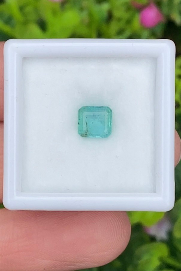 พลอย มรกต Natural Emerald แซมเบีย 0.79 กะรัต (Cts.) พลอยแท้ อัญมณีมงคลประจําวันเกิด เครื่องประดับพลอย