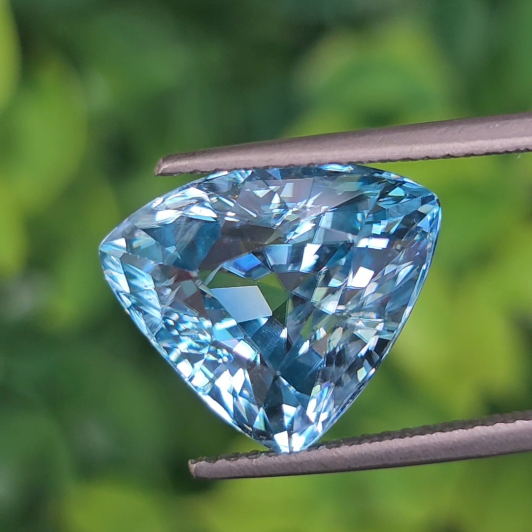 พลอย เพทาย Natural Zircon 11.26 กะรัต (Cts.) พลอยแท้ อัญมณีมงคลประจําวันเกิด เครื่องประดับพลอย