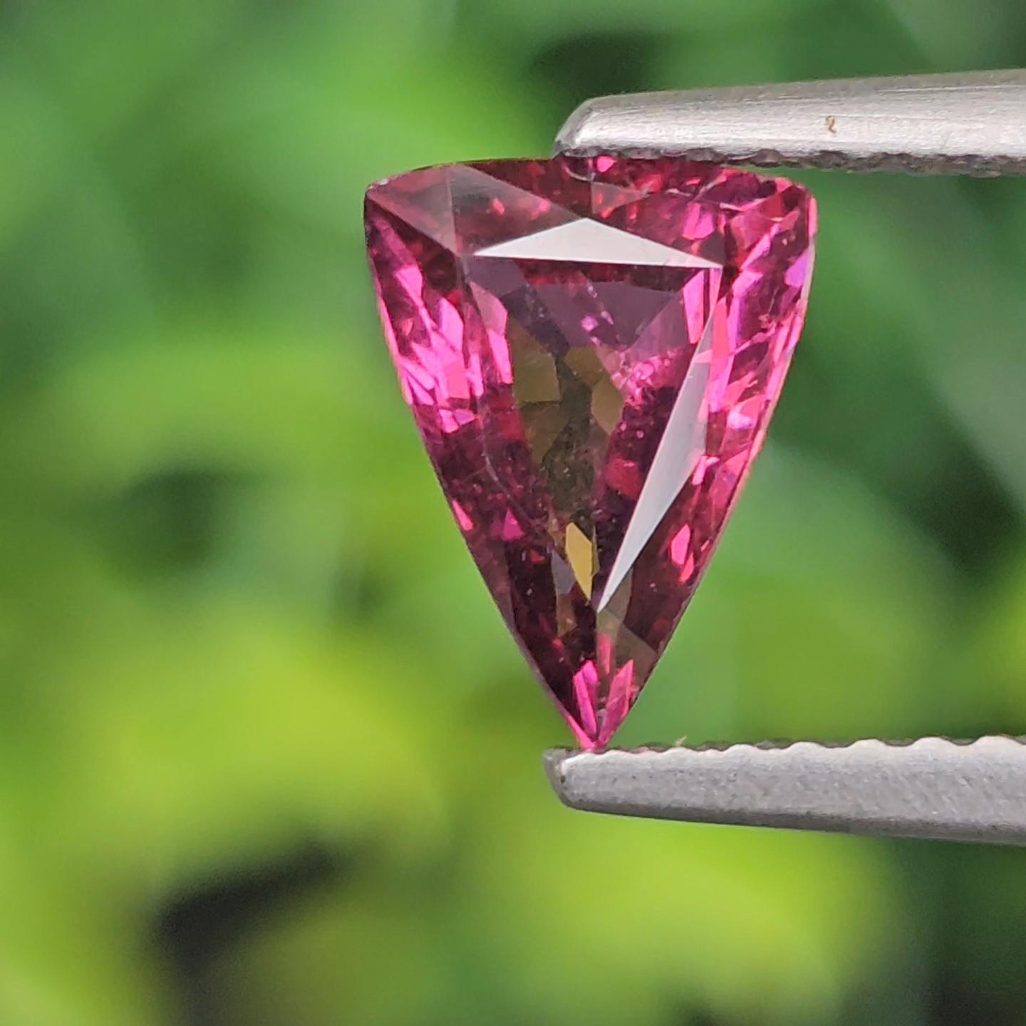 พลอย อุมบาไลต์ การ์เน็ต Umbalite Garnet 1.10 กะรัต (Cts.) ดิบ Unheated ลอยแท้ อัญมณีมงคลประจําวันเกิด เครื่องประดับพลอย