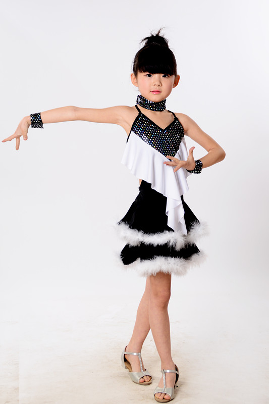 Pre-order ชุดแฟนซี ชุดแสดง สายเดี่ยว แต่งเลื่อม กระโปรงเป็นชั้น ๆ แต่งขนนก สวยงาม เซ็กซี่