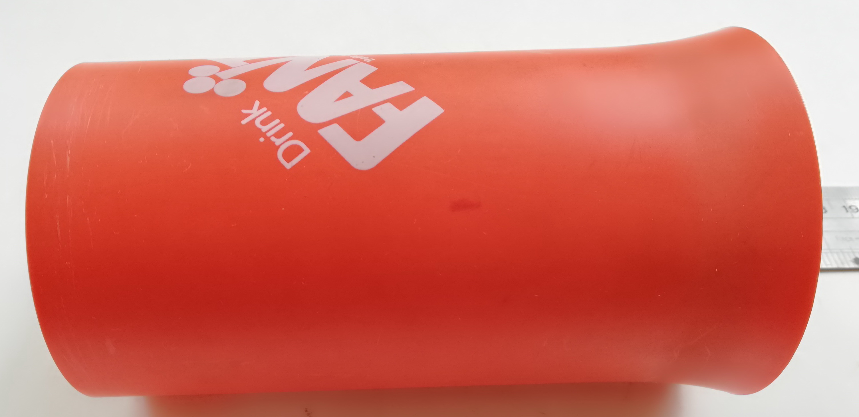 ของสะสมเก่า แก้วน้ำพลาสติกแขงทรงกระบอกสีส้ม ก้นแก้วบานออก มีฐาน พิมพ์ลายแฟนต้า FANTA ของสะสมจากแฟนต้ารสส้ม