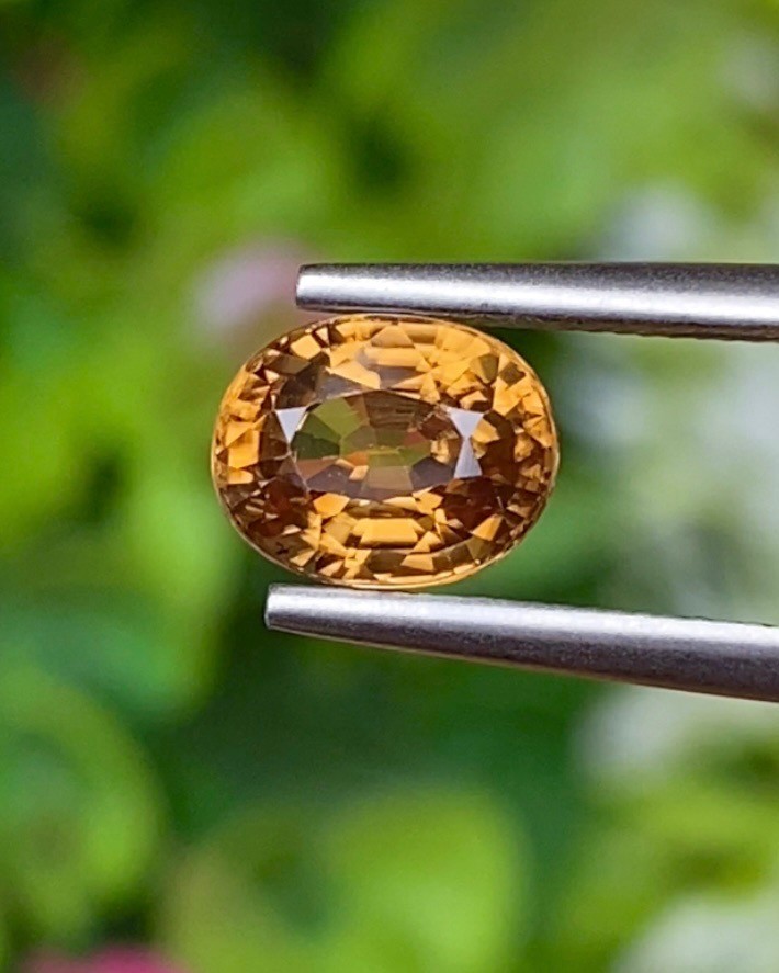 พลอย เพทาย (Zircon) 1.80 กะรัต (Cts.) พลอยแท้ อัญมณีมงคลประจําวันเกิด เครื่องประดับพลอย