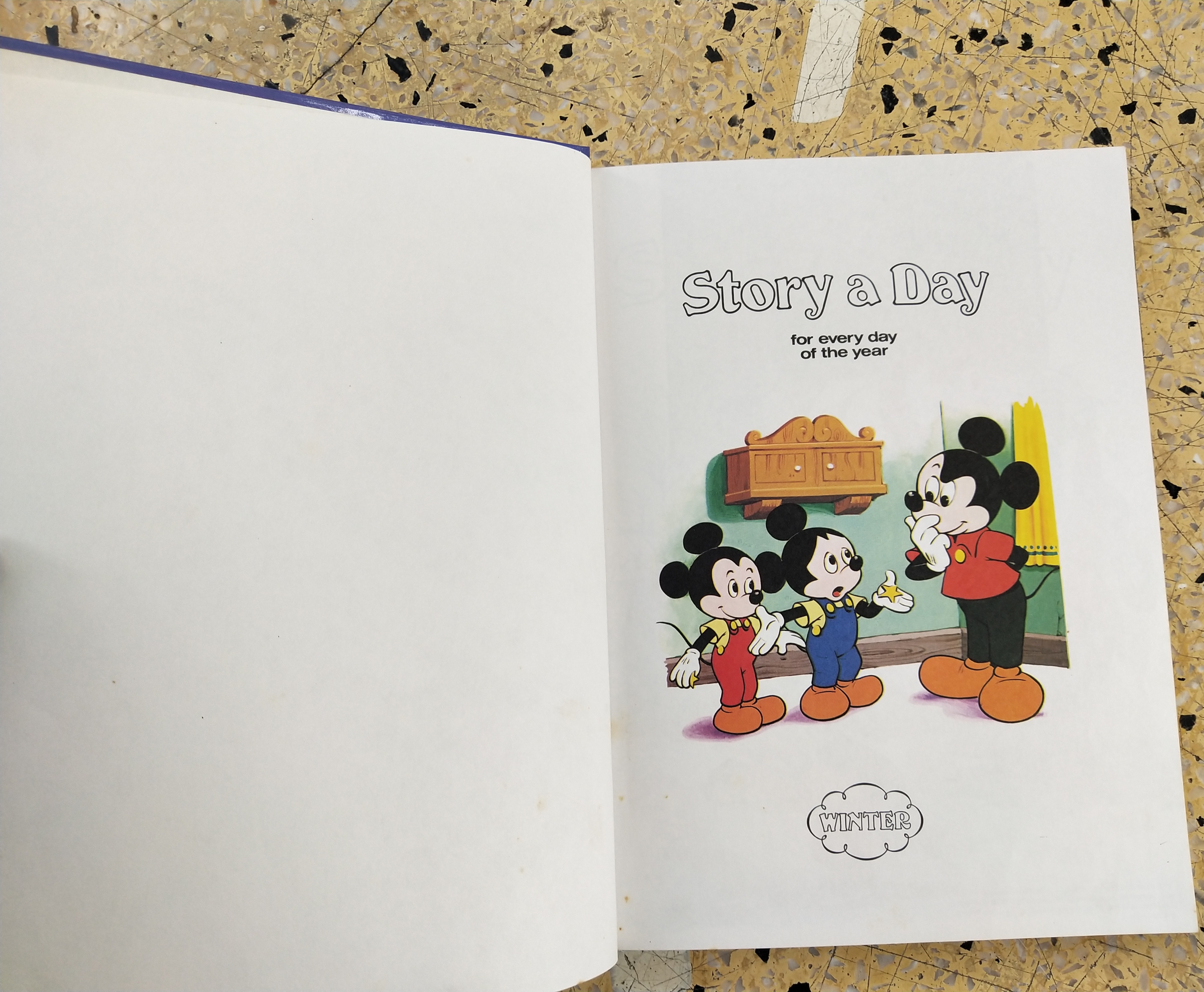 หนังสือภาพการ์ตูนดิสนีย์น่ารัก **หนังสิอเก่า มีตำหนิ โปรดตรวจสอบทุกภาพ ปกแข็ง ฉบับภาษาอังกฤษ เล่าเรื่องราวของทุกวันในฤดูหนาว ผ่านตัวการ์ตูนจากดิสนีย์ Story a Day for every day of the year ,Winter