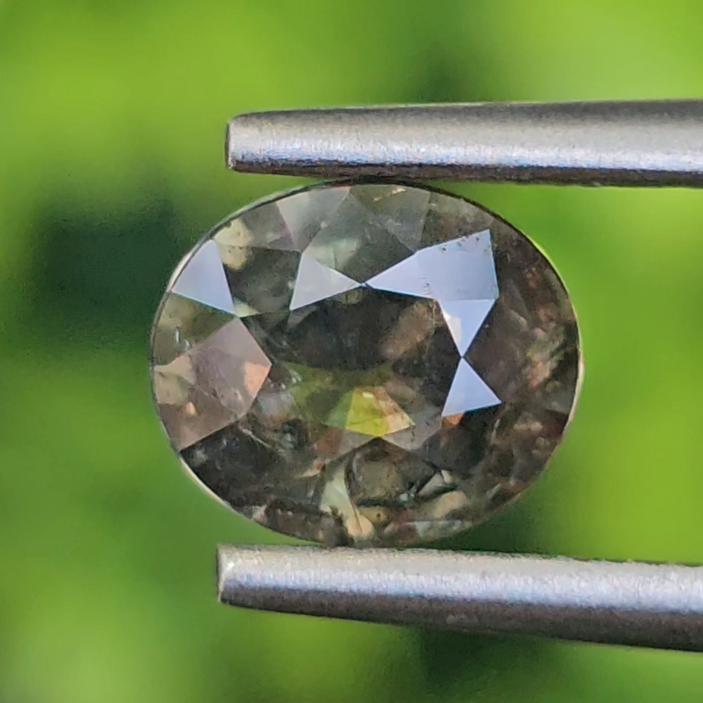 พลอย เขียวส่อง Green Sapphire 1.13 กะรัต (Cts.) ดิบ Unheated พลอยแท้ อัญมณีมงคลประจําวันเกิด เครื่องประดับพลอย