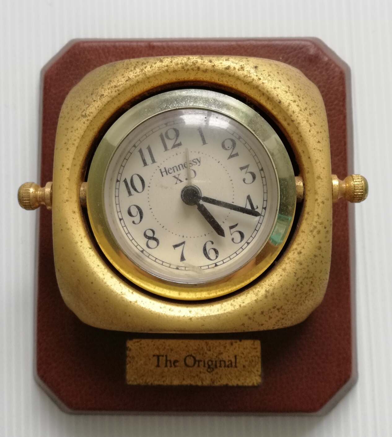 ของสะสม นาฬิกาเก่าจาก Hennessy X.O, The Original -Old Collectble Watch from Hennessy X.O, The Original ตัวเรือนเป็นเหล็ก ฐานรองสี่เหลี่ยมหุ้มหนัง PVC ด้านหลังบุกำมะหยี่, Its 'body is metal and the base coveted with PVC leather, back us Velvet, work