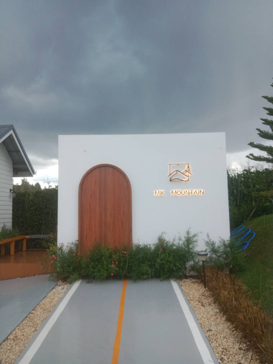 งานผลิตติดตั้ง ป้ายอักษรซิงค์ไฟออกหลัง ป้ายไฟติดหน้าร้าน