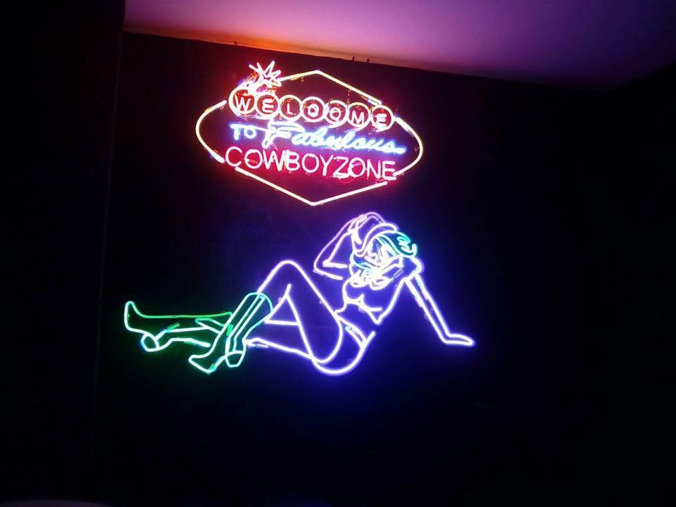 งานติดตั้งป้ายไฟดัด ป้ายไฟนีออนไลท์ โรงแรมพูลแมน แกรนด์ สุขุมวิท