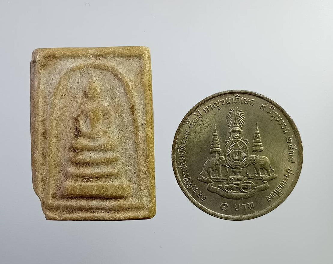 ผ2836 สมเด็จคะแนน ผงน้ำมัน หลังยันต์ห้า ไม่ทราบที่ครับ