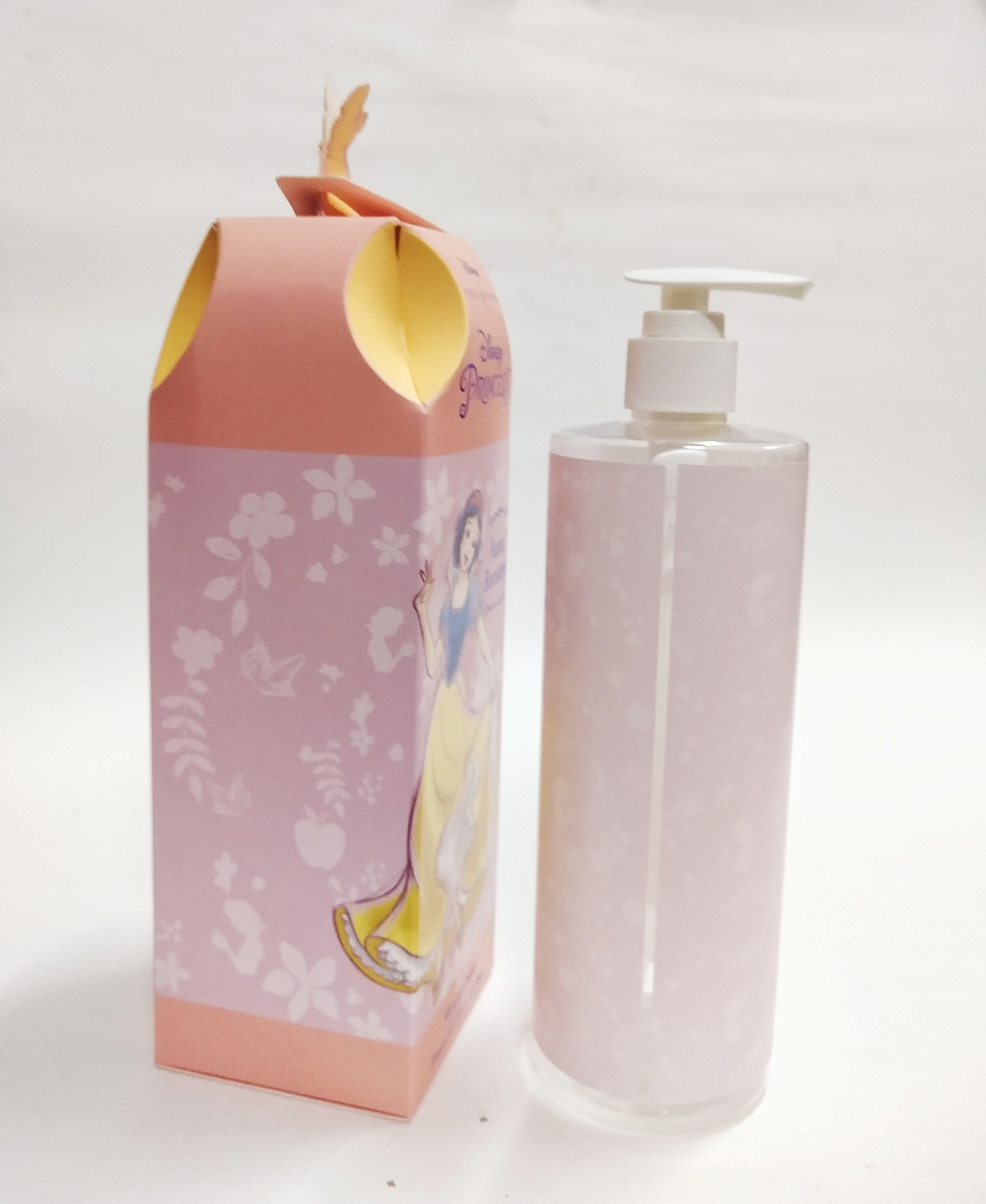 แพ็คเกจสะสม กล่องและขวดเปล่าสบู่เหลว ลาย เจ้าหญิงดิสนีย์ สโนไวท์ เป็นงานลายเส้นการ์ตูน ***ขวดสบู่เทสบู่ออก ไม่ล้าง บริเวณด้านบนที่เปิดกล่องกระดาษ จะมีรอยพับจากการเปิด-ปิด กล่อง ขนาดตามภาพ