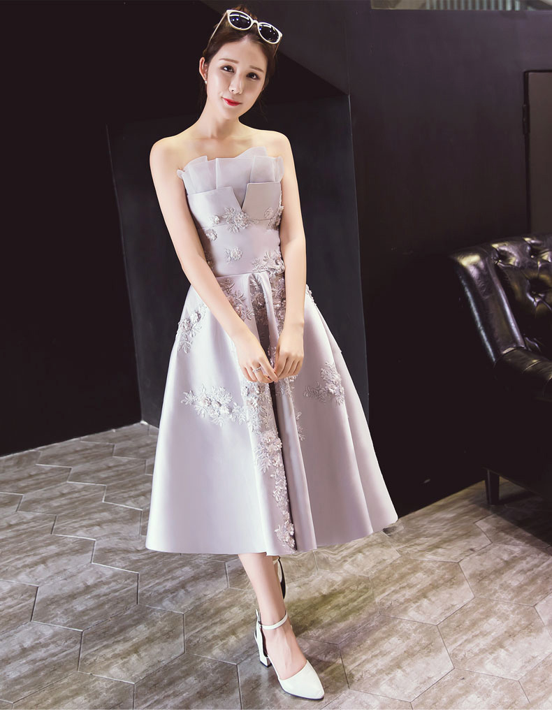 Pre-order ชุดราตรียาว เกาะอก ผ้าซาติน แต่งลูกไม้ แต่งตาข่ายที่อก จับจีบ เชือกผูกหลัง สีเทา