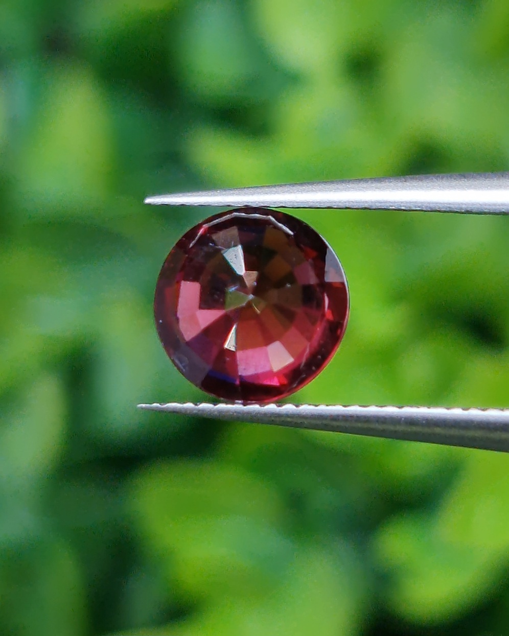 พลอย โรโดไลต์ กาเน็ท Rhodolite Garnet 2.11 กะรัต Cts.พลอยแท้ อัญมณีมงคลประจําวันเกิด เครื่องประดับพลอย