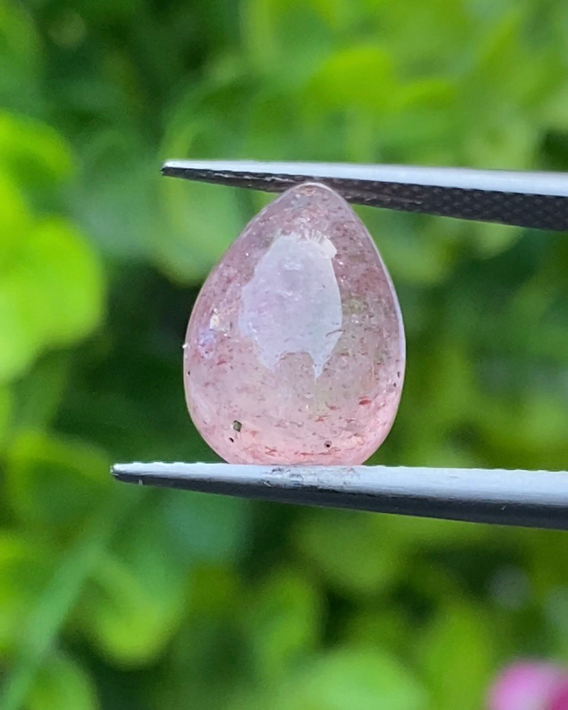 พลอย สตอเบอรี่ ควอตซ์ Strawberry Quartz 4.83 กะรัต (Cts.) พลอยแท้ อัญมณีมงคลประจําวันเกิด เครื่องประดับพลอย