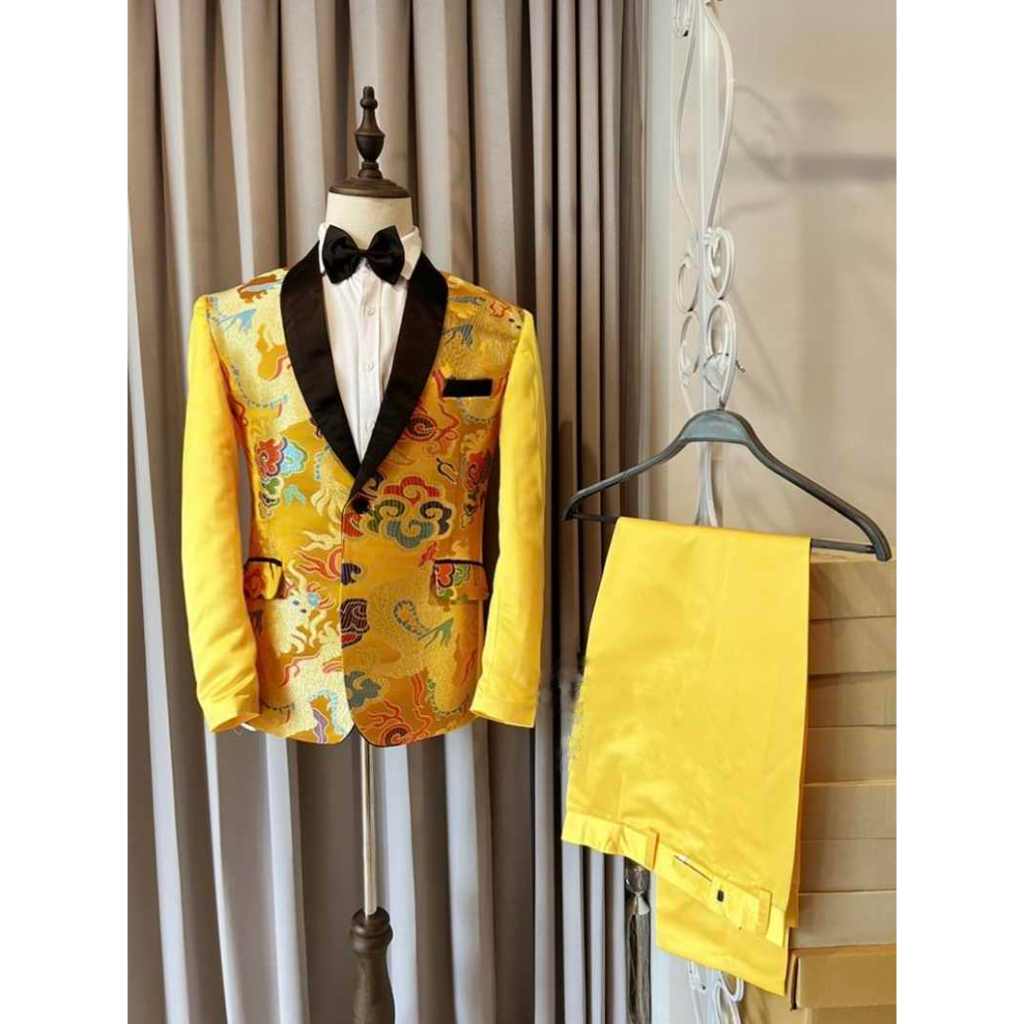 เช่า ชุดสูทชาย สไตล์จีน สีหลือง แต่งผ้าแพรลายมังกร ปกดำ