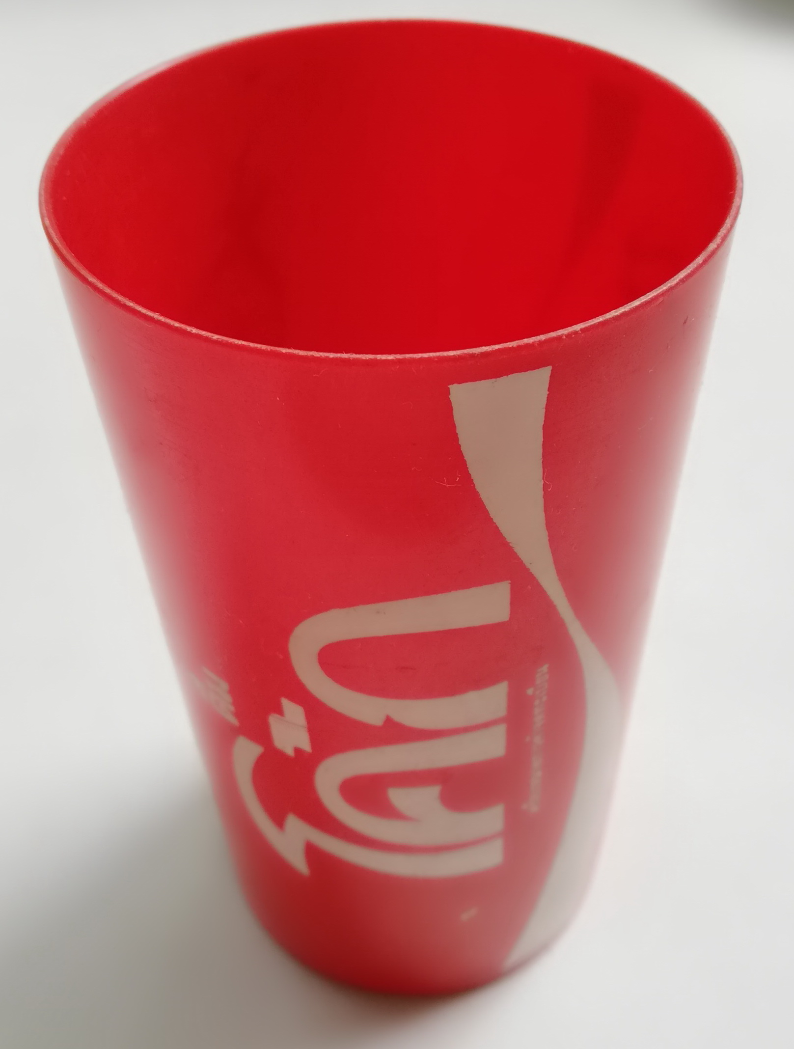 ของเก่าสะสม แก้วน้ำพลาสติกขนาดสีแดง ของสะสมจากCoca Cola เส้นผ่าศุนย์กลางประมาณ 2.6" ก้น 2.2" ความสูงประมาณ 4.7" **ของเก่ามีตำหนิ โปรดตรวจสอบทุกภาพ