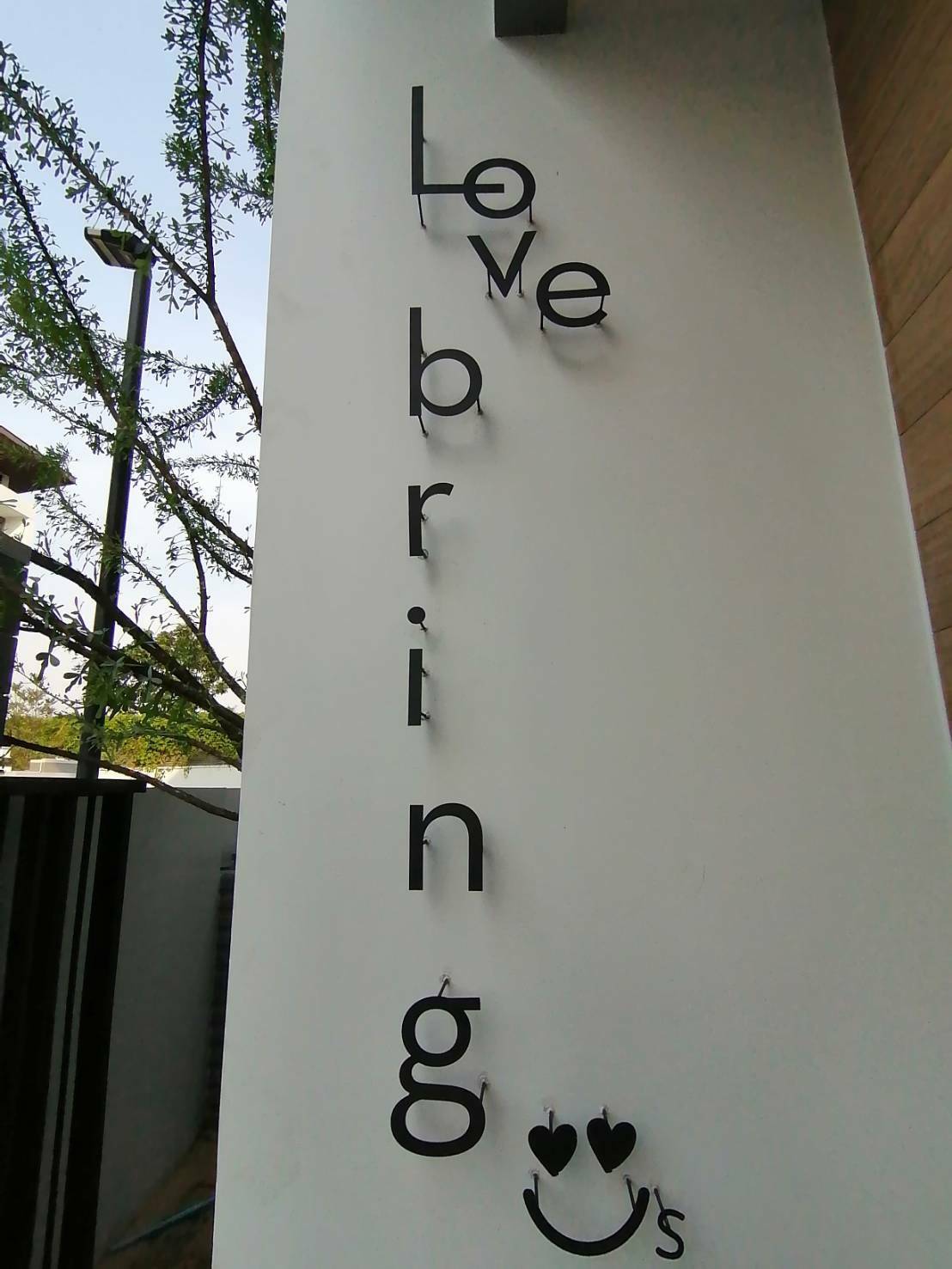 ป้ายอักษรโลหะแบบมีขาลอย